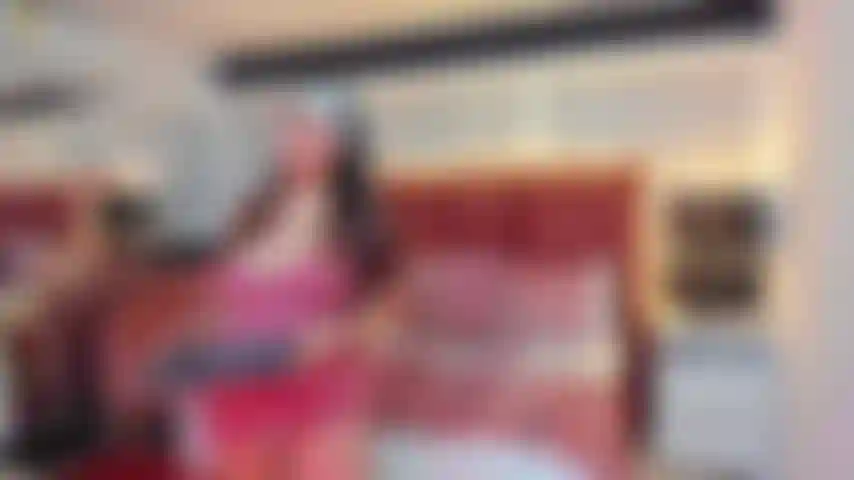 Mis encantos te excitarán, abro mi culo y me masturbo para ti.