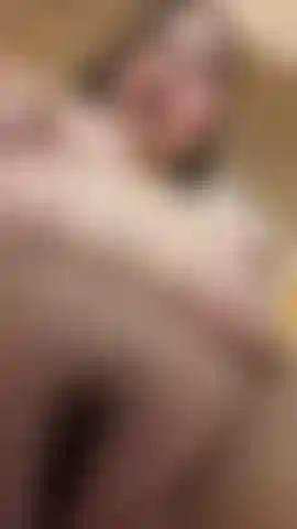 Siente como mi coño se moja mientras me masturbo.