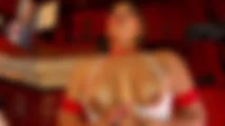 Trabajo de tetas, dame tu semen.