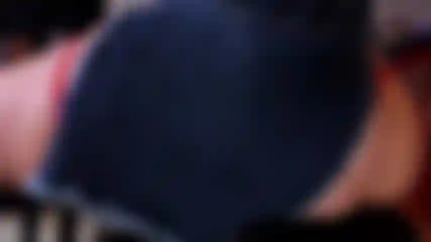 Juega bajo mi falda.