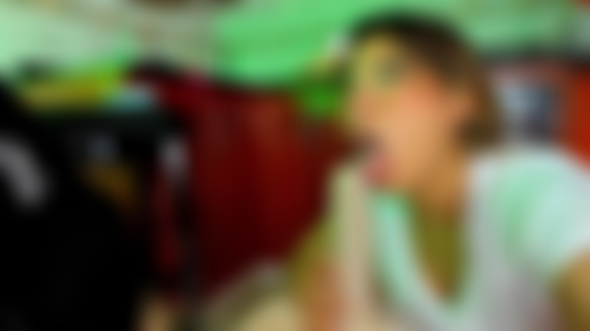 Me grabas mientras te chupo la polla.