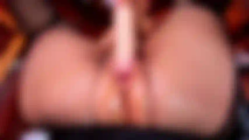 Follándome el estrecho coño con un gran consolador.