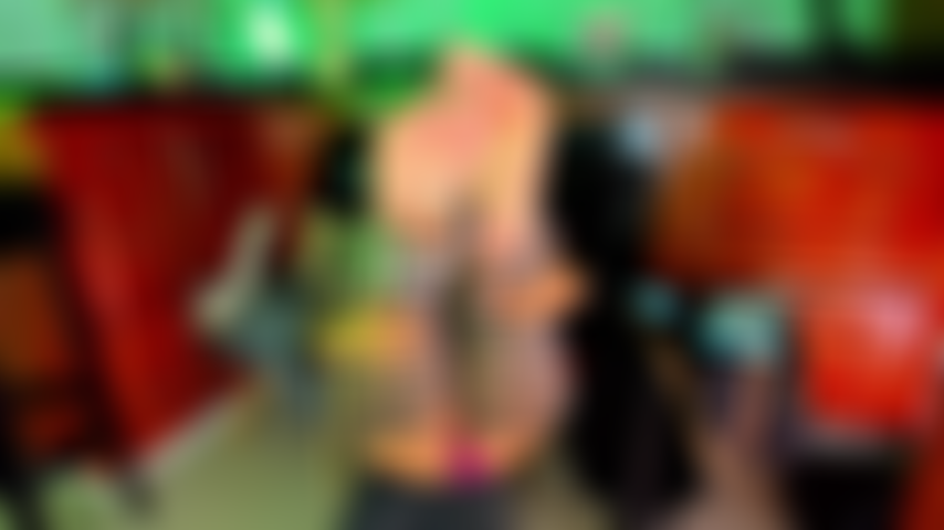 Tocando piernas abiertas.