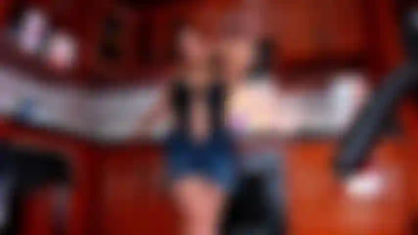 ¿Juegas debajo de mi falda?