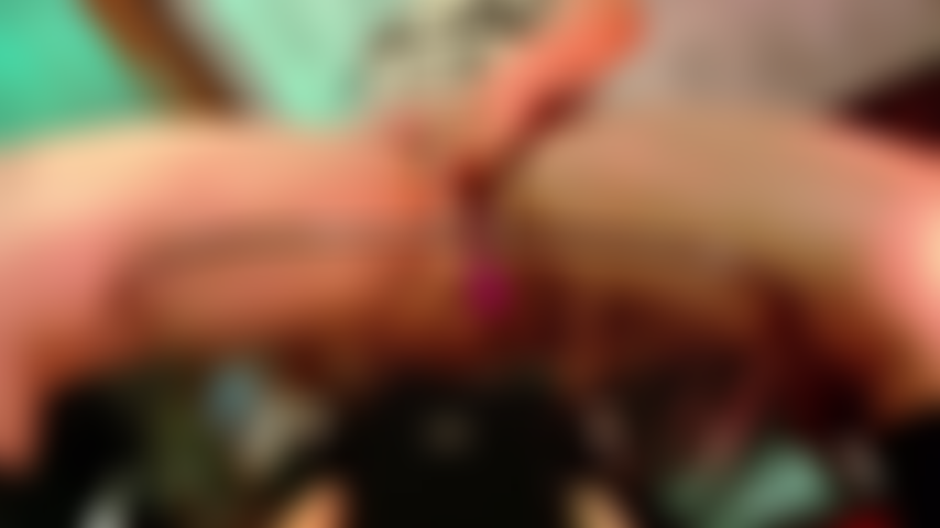 Espiando debajo de la silla.