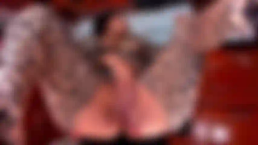 Misionera, me azoto el coño y me corro.