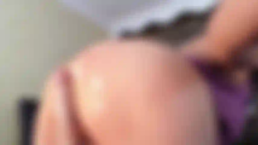 Siente mi culo lleno de aceite en tu polla.