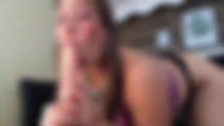 Disfrutando de tu polla dura, deliciosa mamada.