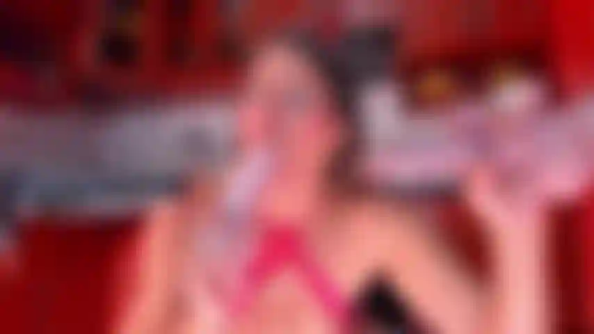 Jugando con dos consoladores en la boca.