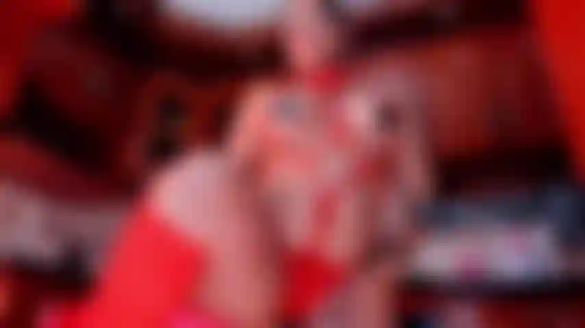 ¿Te gusta mi lencería roja? Seguiré tus instrucciones.