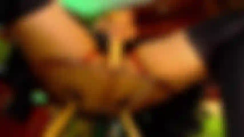 Follame un dildo debajo de la falda.