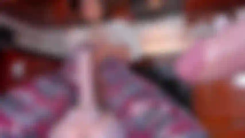 Joi, masaje de huevos y polla.