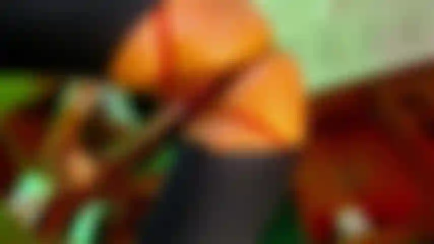 Juego con consolador en la cocina.