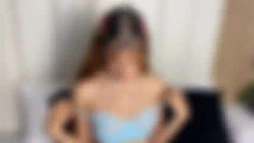 Tetas pequeñas con aceite.