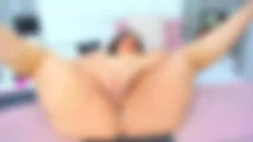 Follando mi coño tan duro.