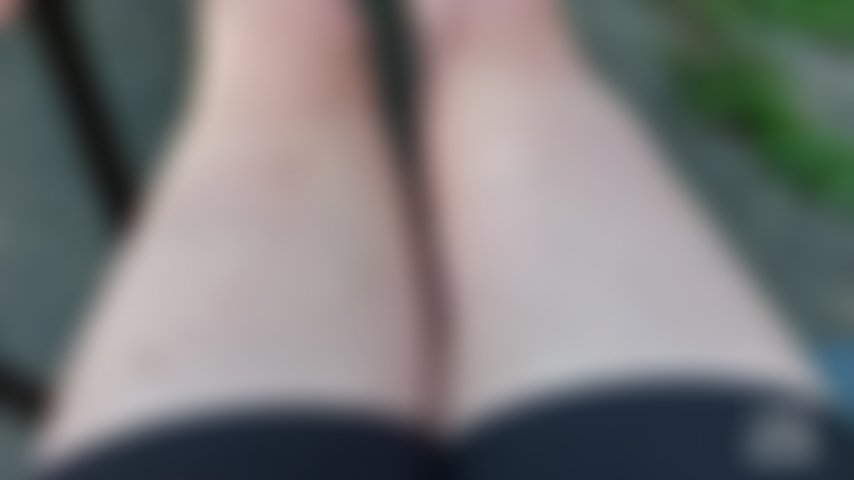 Piernas peludas de leia - leia está al aire libre mostrando una vista de cerca de lo peludas que se han vuelto sus piernas largas este verano, con algunas vistas geniales de la parte superior de sus pies descalzos y sandalias. Seguido de un clip extra rápido de mis piernas peludas en la piscina.