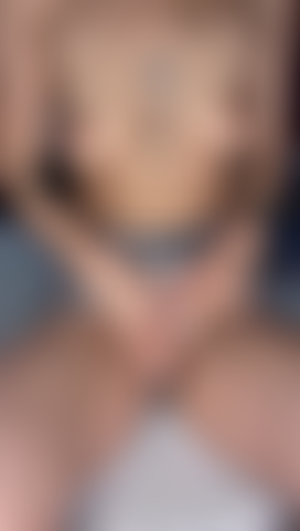 Clítoris empapado, consolador rosa en mi coño y dedo en mi culo.