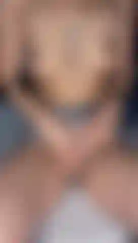 Clítoris empapado, consolador rosa en mi coño y dedo en mi culo.