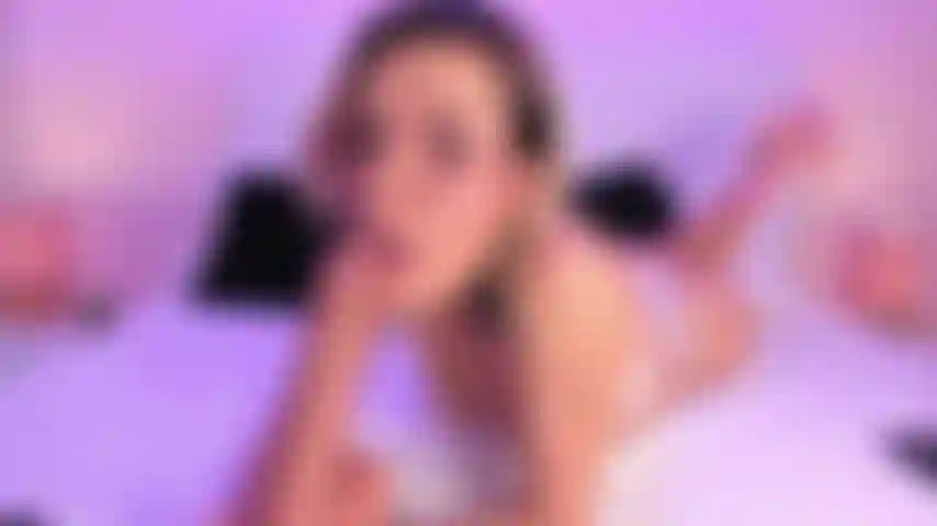 Dulce mamada suave y profunda de una universitaria en su cama!