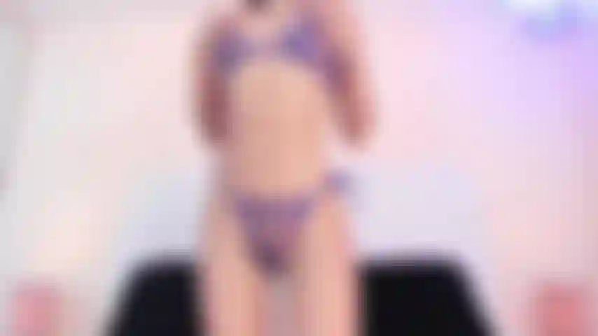 Chica latina se divierte con su coño en el dormitorio.