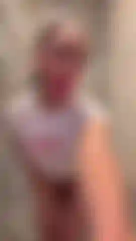 Masturbándome el coño en la ducha...