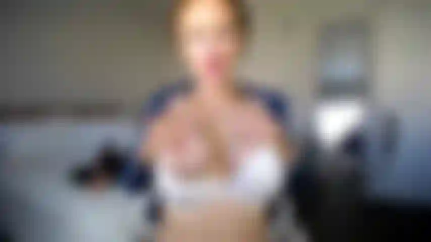 Espectáculo de oro sacudiendo el culo desnudo.