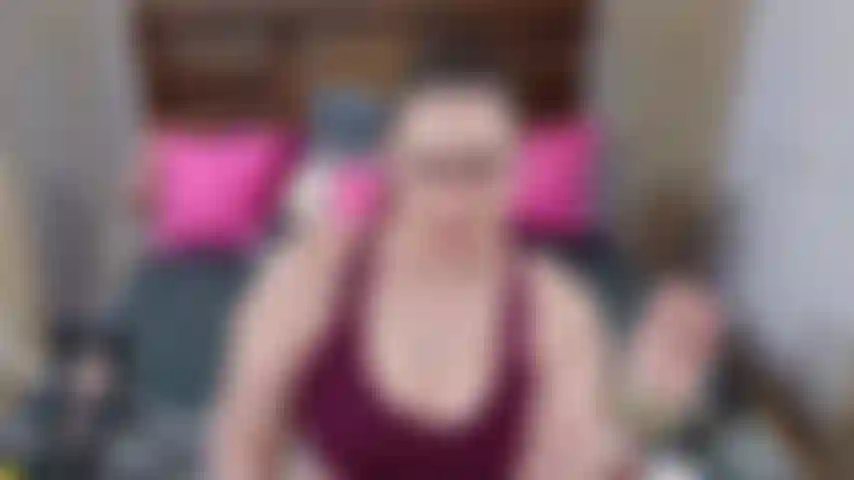 Probándome diferentes sujetadores deportivos y bóxers, desnuda, contándote cuáles son mis favoritos o los que más me gustan.