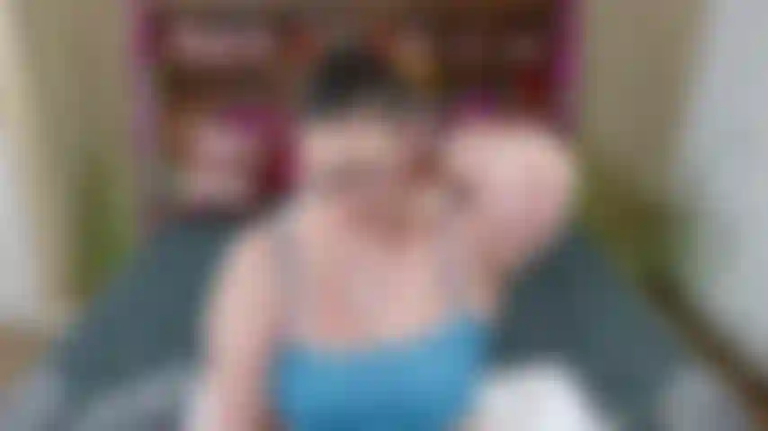 Mamadas, rebotando, moviéndome sensualmente, hablando sucio, nalgas aplaudiendo, coño apretado y peludo.
