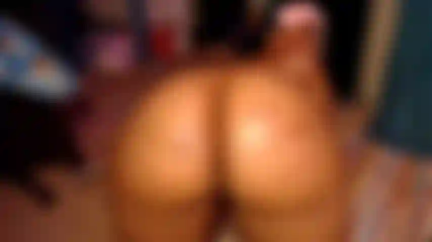 Nalgadas en el culo cabalgando vibrador.