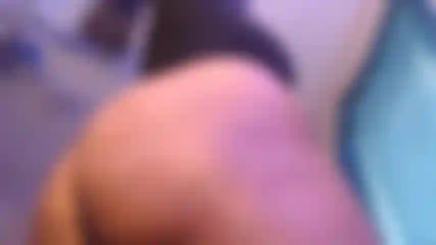 Lamiendo mientras hace twerking.