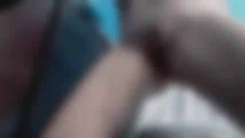 Mírame temblar con un orgasmo fantástico mientras provoco y llevo al límite mi coño con un hitachi.