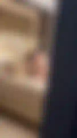 No hay nada que me excite más que alguien me espíe mientras destrozo mi coño en mi habitación.