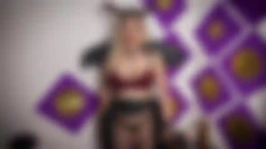 🎬La reina súcubo envenenada🎬 yo, la arrogante reina súcubo, pensé que podría seducir fácilmente al rebelde señor demonio cuando vino arrastrándose hasta mis aposentos. Le ofrecí un espectáculo sin aliento, sacudiendo mi jugoso trasero, luciendo mis pesados pechos reales, tentándolo con dulces promesas. Estaba tan segura de mi oscura magia de seducción súcubo que caí de rodillas, chupando ávidamente su gruesa polla demoníaca y tragando cada gota de su enorme y cálida carga💦 pero la broma fue a mi costa: él era completamente inmune a mi magia, y su corrida era veneno puro y letal😲 bebí con ansias su tóxico veneno, y ahora puedo sentirlo extendiéndose por mis venas, debilitando mi perfecto cuerpo de diosa... Desesperada por sobrevivir, me pongo a cuatro patas, suplicando el antídoto, ofreciéndome a convertirme en su esclava personal de cría, su puta obediente para siempre, y su receptáculo permanente de corridas🙏 no le importa mi estatus real; simplemente reclama su premio, follándome sin piedad mientras le suplico que saque su polla antes de arruinarme. Pero en lugar de salvarme, bombea una segunda dosis masiva de semilla envenenada profundamente dentro de mi coño, sellando mi trágico destino.***Súcubo, juego de rol, cosplay, pov, mamada, dildo eyaculador facial/corrida en la boca, follar en misionero, corrida dentro del coño, súplicas, femdom y sumisión***.