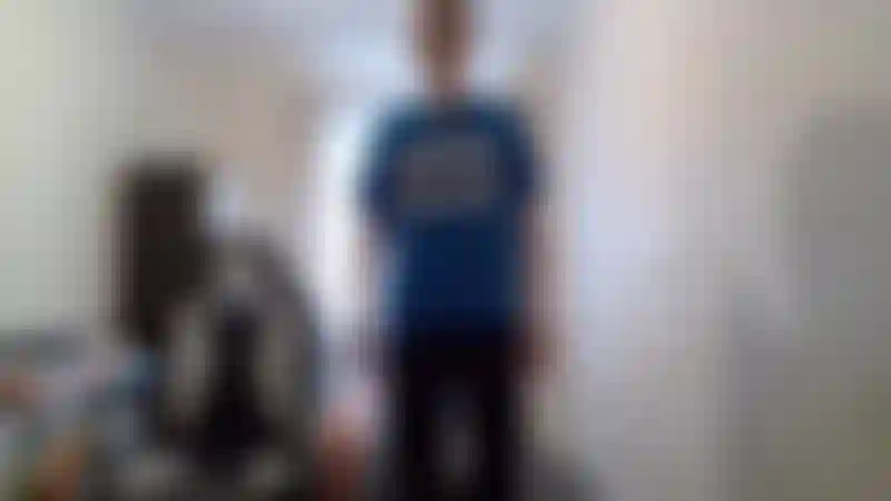 Vamos a jugar. Quitándome la ropa para ti.