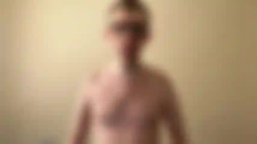 Bailando con mi cuerpo suave de twink. ¡Mira mis geniales movimientos luciendo todo!