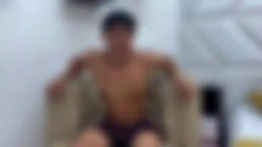 Poniendo aceite en mi joven cuerpo de ébano.