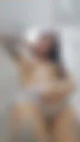 Tocndome y jugando con mi polla dura