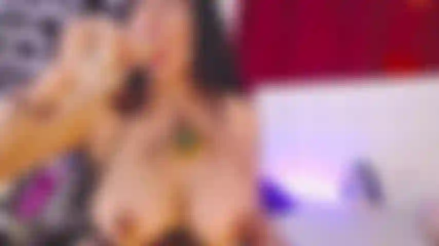 Chupa consolador y tetas.