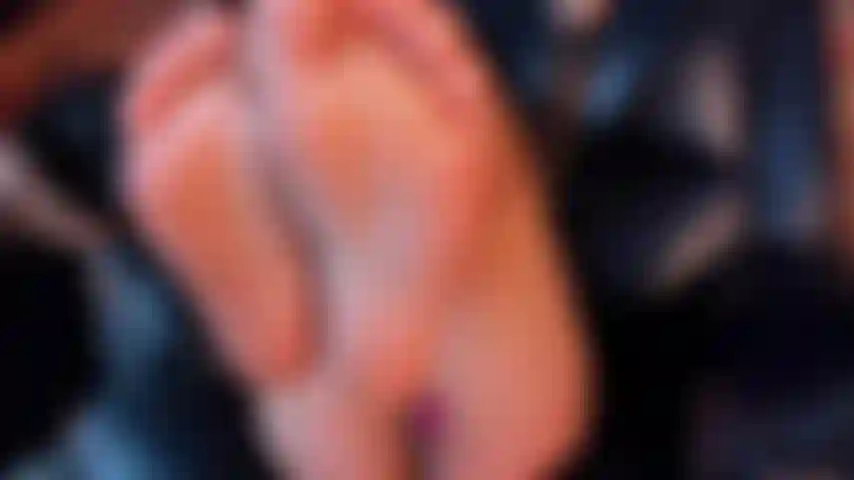 ¿Te gustan mis pequeñas uñas?? Ese masaje con aceite y dedos es tan delicioso.