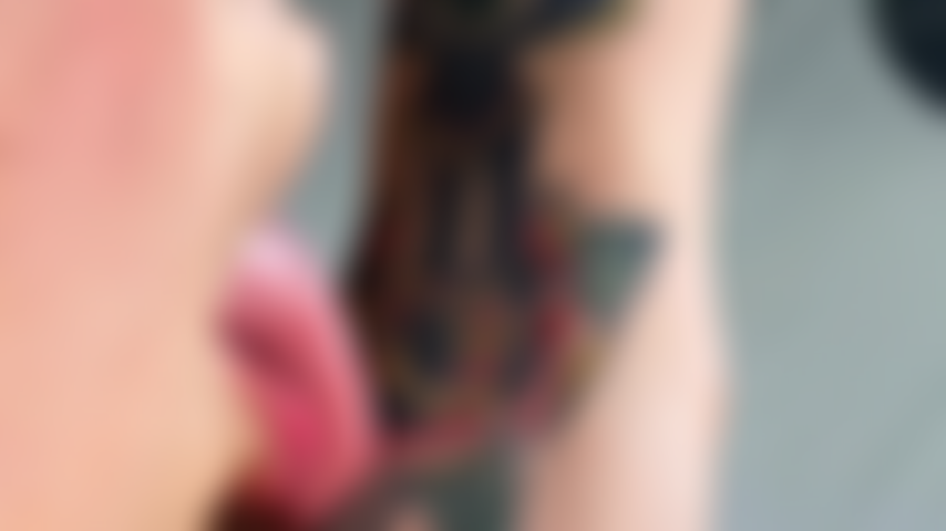 Quiero que lamas mis tatuajes.