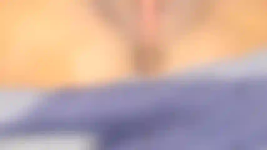 Un par de dedos en mi culo hacen que mi coño gotee, tratando de hacer que salga ese pastel de crema de culo.