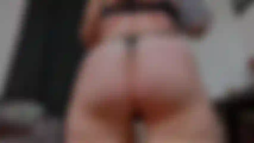 Cabello rosa y negro | twerking, guiño y burlas.