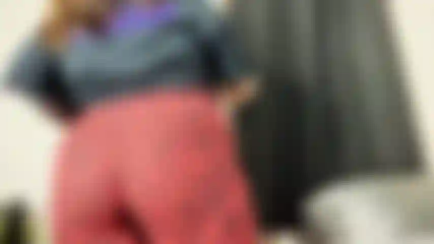 Twerking en pantalones ajustados.