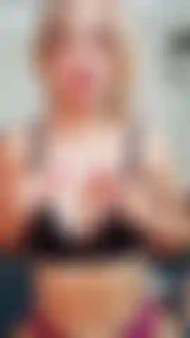 Rubia sexy, masturbación de culo, bolas anales, lamidas de tetas, masturbación de coño, dedos en el culo, chica rubia.