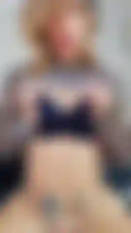 Juego duro con mis bolas anales y mi exuberante juguete.