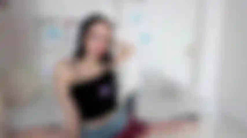 Sexy striptease. Gimiendo. El cuerpo desnudo.