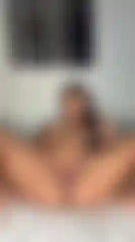 Masturbándome mi delicioso coño.