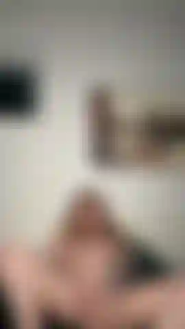 ¡Relleno de bragas y orgasmo con hitachi wand! Me quito mis bonitas bragas de encaje, me las meto en mi apretada y pequeña coñito y uso mi wand hasta que me corro ¡tantísimo! Imagina a qué huelen mientras te cascas viendo este vídeo ;).