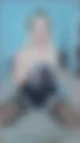 Juego con mis dedos mojados y rosados del coño.