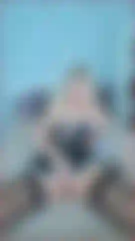 Monto un consolador grande en mi coño rosa muy mojado.